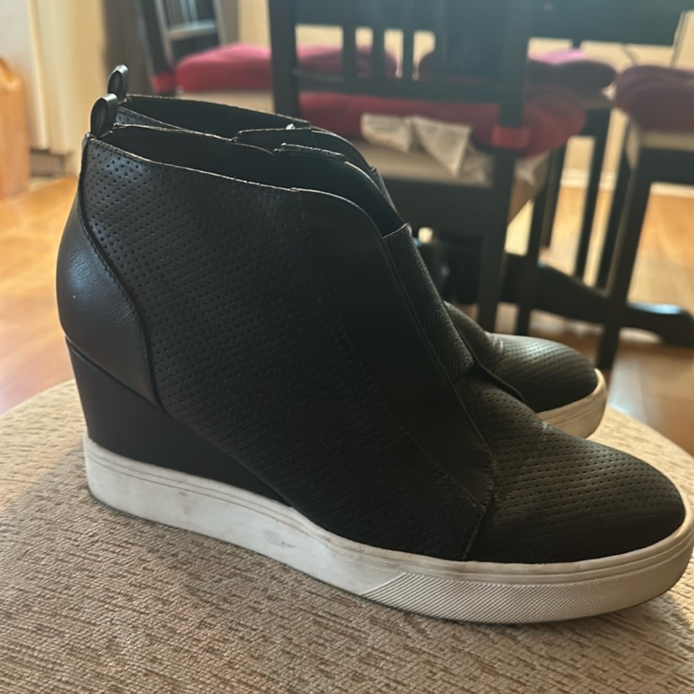 Chic Wedge sneakers black with white wedges.